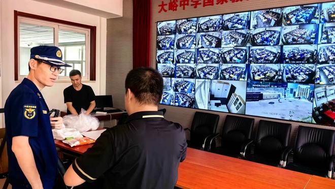 记者：放松身心，部分申花教练组成员和队员观看F1中国大奖赛